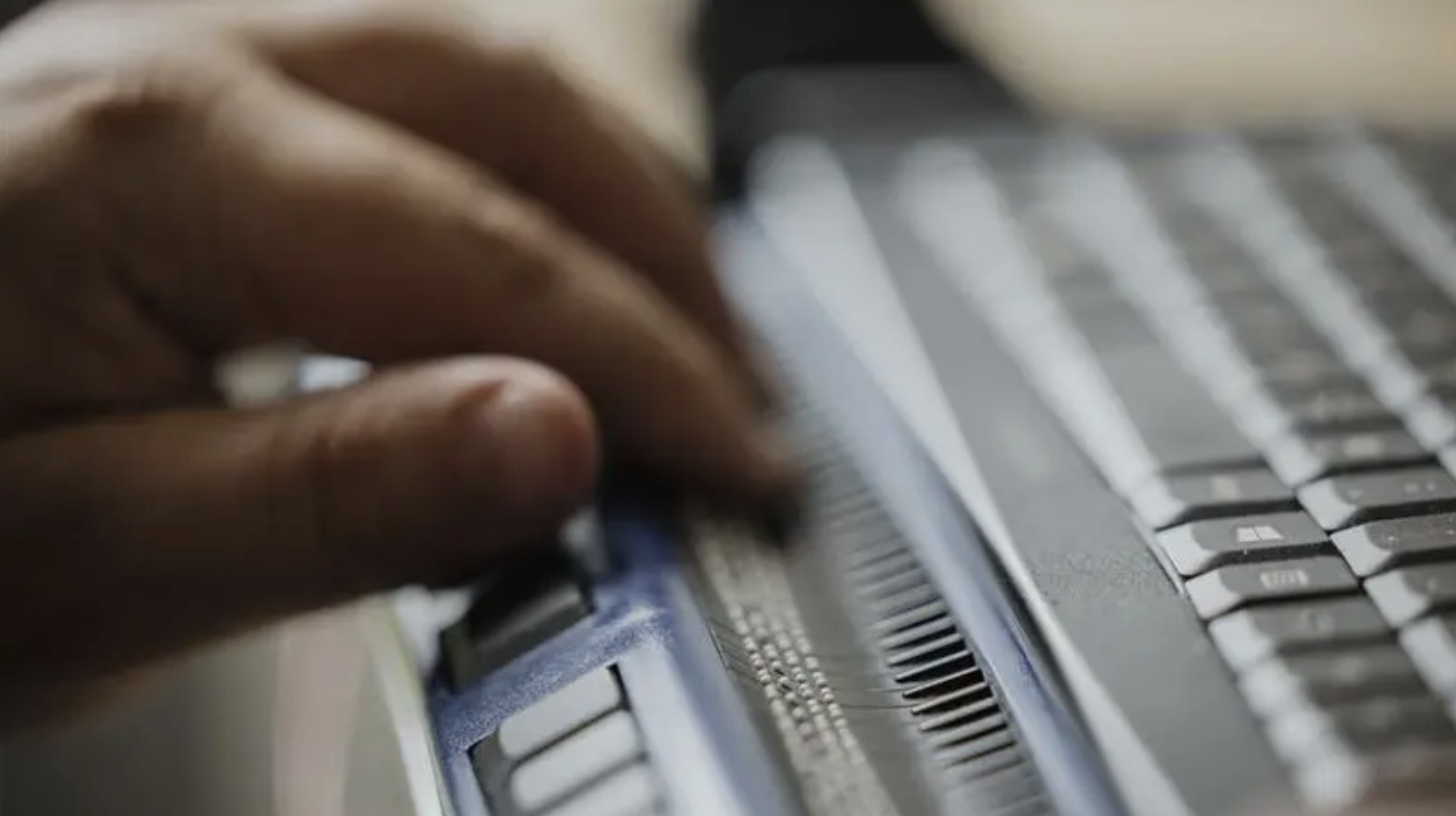 Nahaufnahme einer Hand, die auf einer Laptop-Tastatur tippt, symbolisiert digitale Teilhabe und barrierefreie Bedienung im Web.