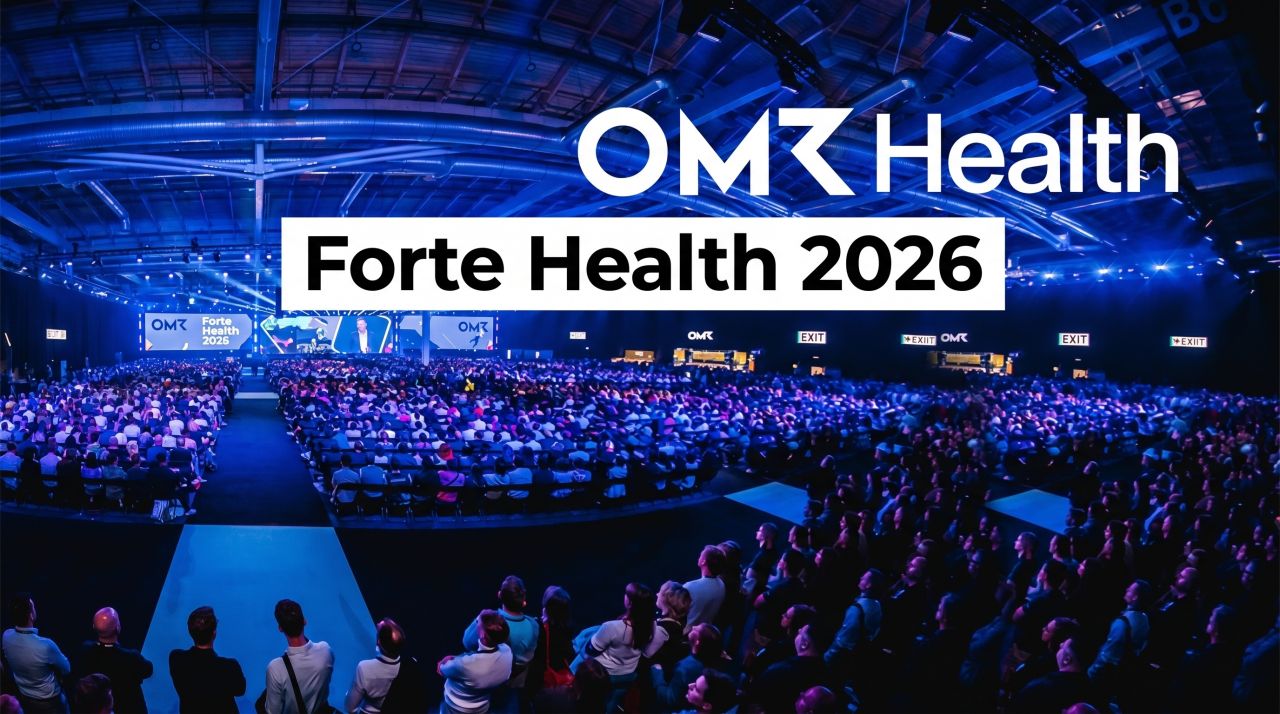 Volle Halle bei der OMR Health 2026 in Hamburg, blau ausgeleuchtete Bühne mit großem Forte-Health-Branding über dem Publikum.