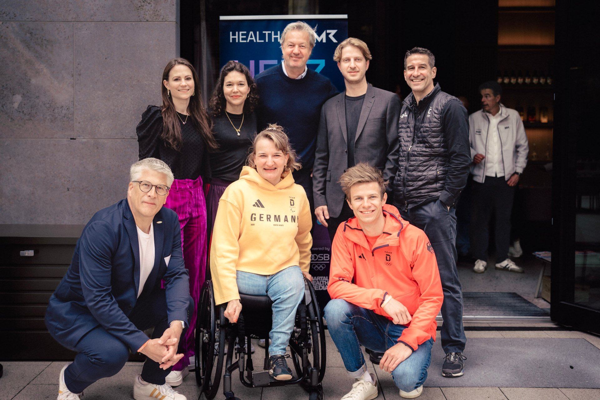 Gruppenfoto des Forte Health und Flying Health Teams beim OMR Health Side Event 2026 vor einem HEALTH x OMR Banner, mit Athlet:innen von Team Deutschland.